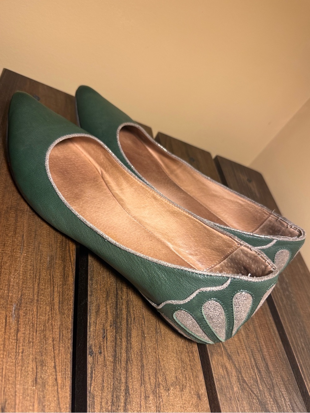 Miz Mooz Sz 11 Pointed Toe Green Flats w Silver Accent